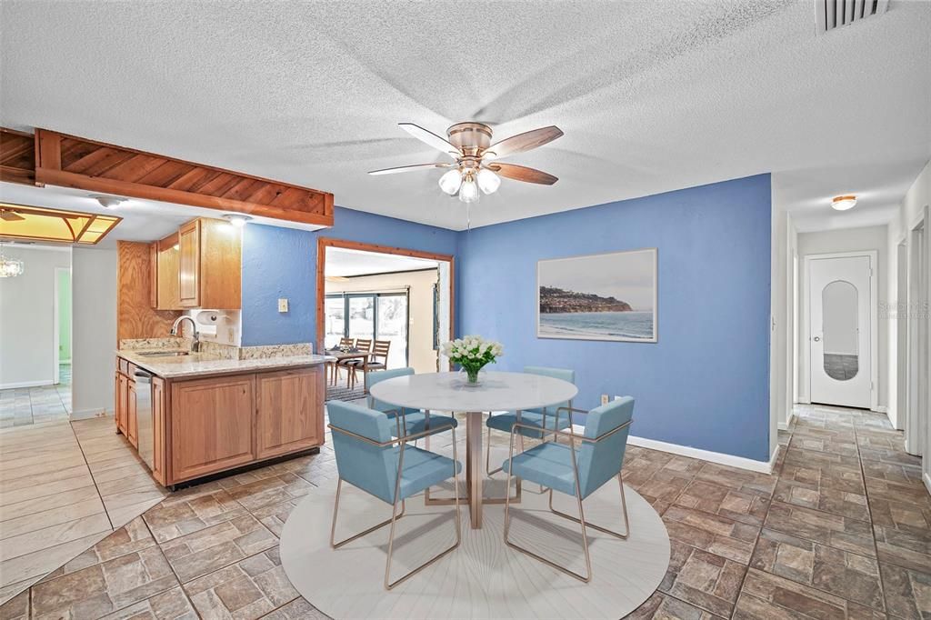 En Venta: $749,900 (4 camas, 2 baños, 2198 Pies cuadrados)