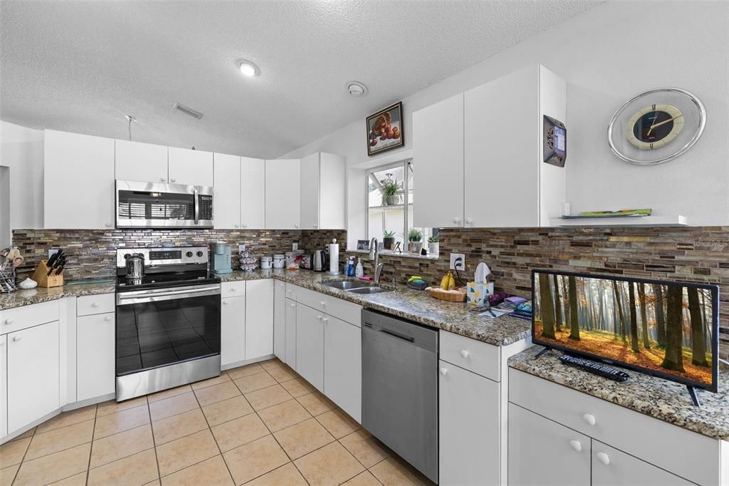 Active With Contract: $2,150 (3 beds, 2 baths, 1762 Square Feet)