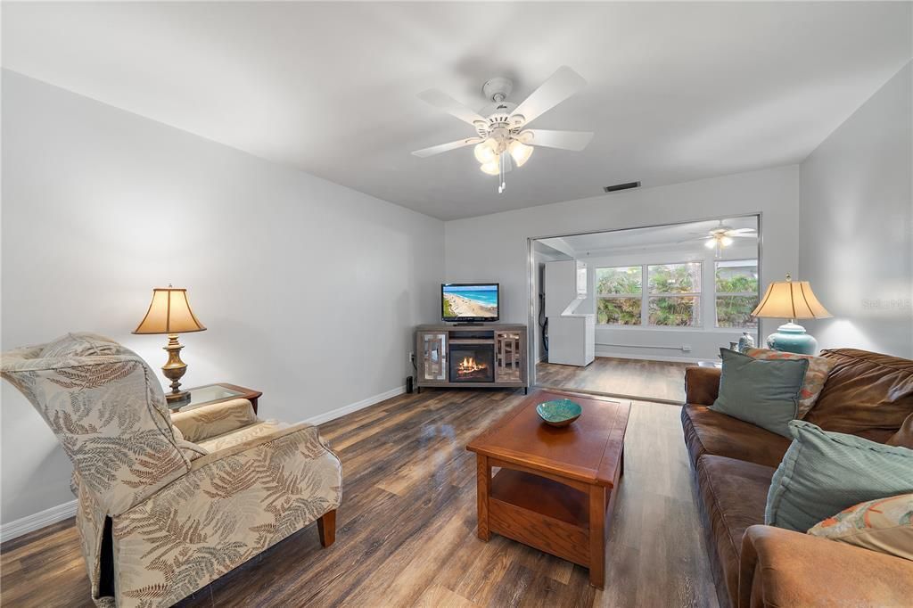 For Sale: $199,000 (2 beds, 1 baths, 1226 Square Feet)