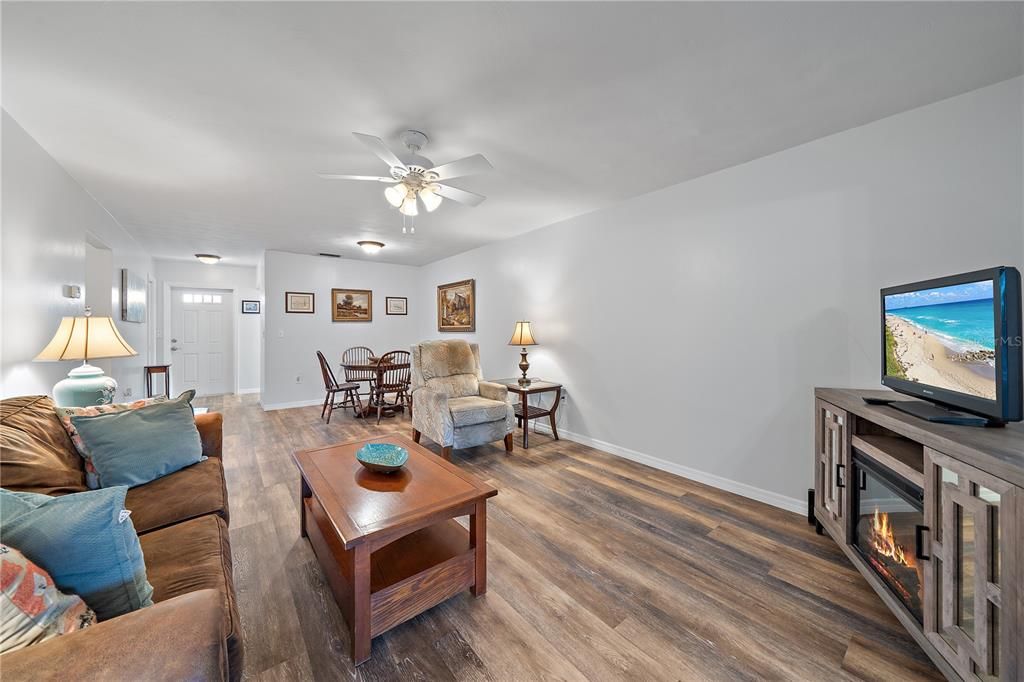 For Sale: $199,000 (2 beds, 1 baths, 1226 Square Feet)