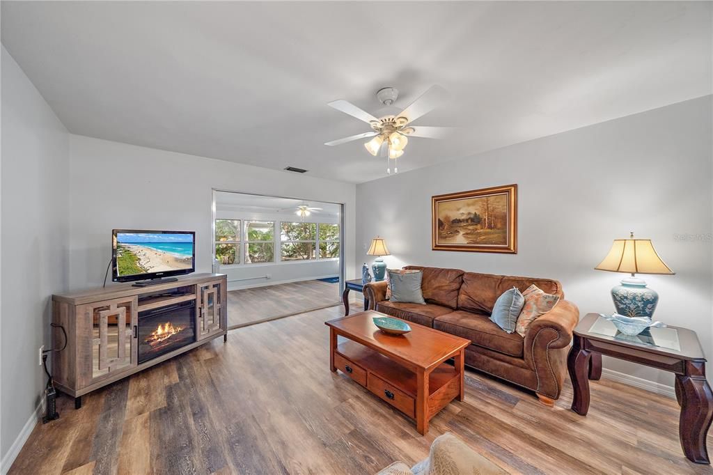 For Sale: $199,000 (2 beds, 1 baths, 1226 Square Feet)