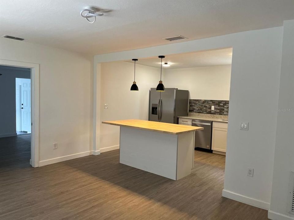For Rent: $1,750 (2 beds, 1 baths, 1098 Square Feet)