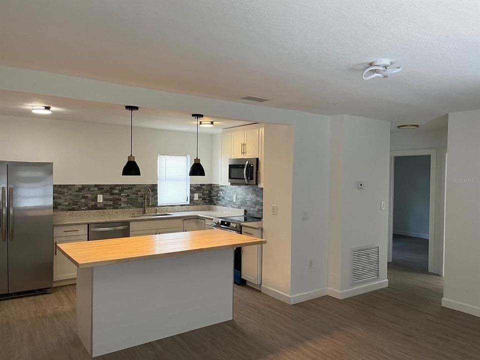 For Rent: $1,750 (2 beds, 1 baths, 1098 Square Feet)