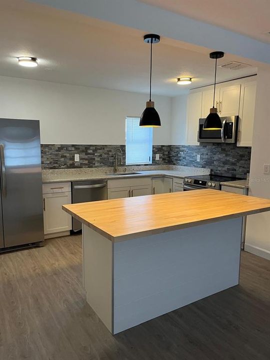 For Rent: $1,750 (2 beds, 1 baths, 1098 Square Feet)