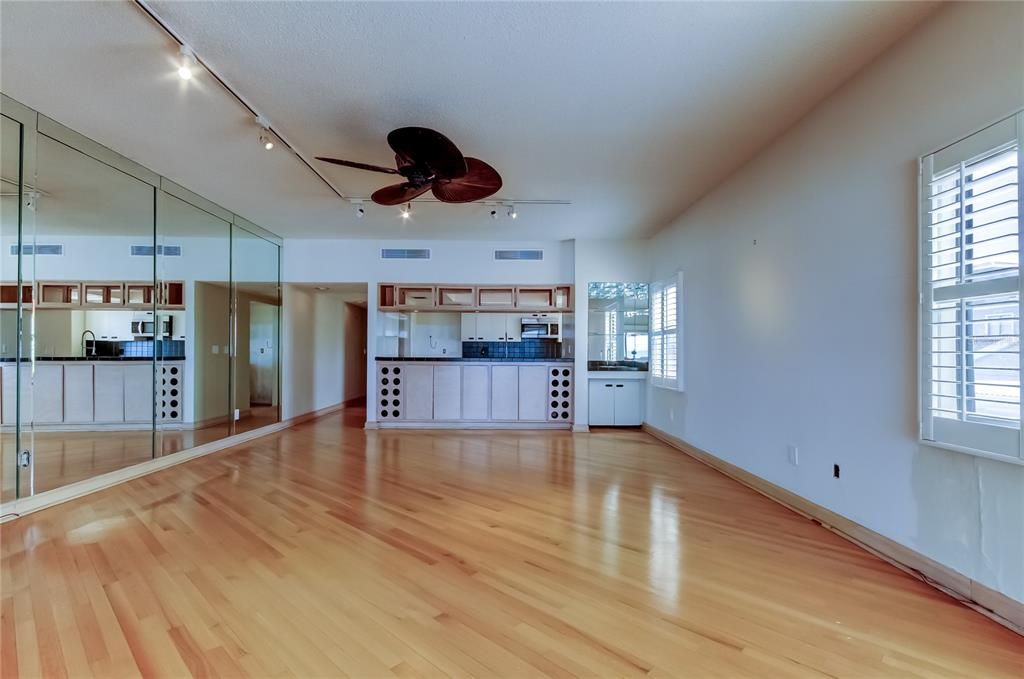 На продажу: $1,025,000 (2 спален, 2 ванн, 1630 Квадратных фут)