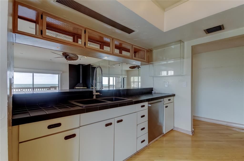 На продажу: $1,025,000 (2 спален, 2 ванн, 1630 Квадратных фут)