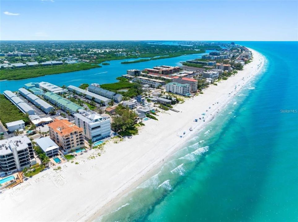 На продажу: $1,025,000 (2 спален, 2 ванн, 1630 Квадратных фут)