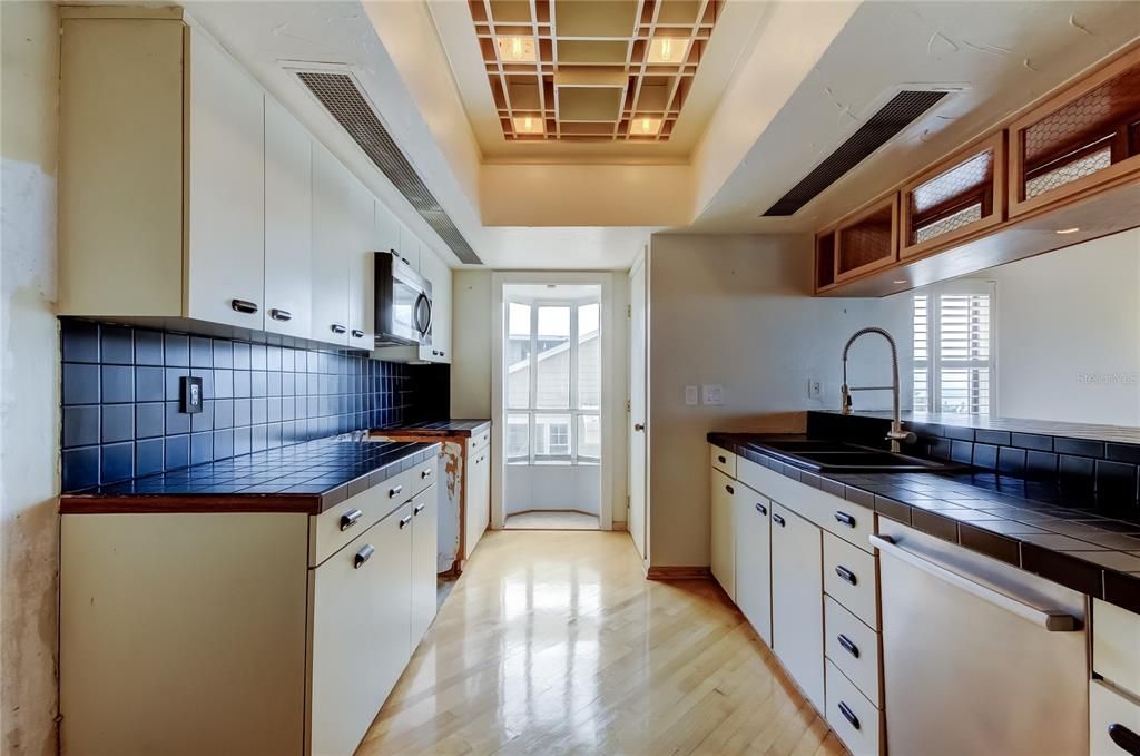 На продажу: $1,025,000 (2 спален, 2 ванн, 1630 Квадратных фут)