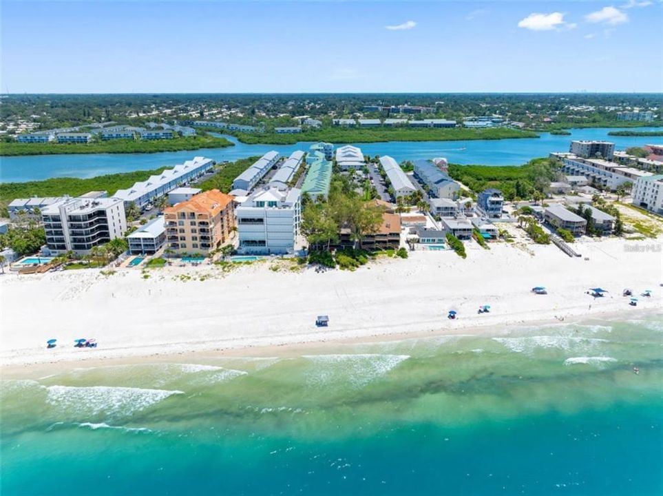 На продажу: $1,025,000 (2 спален, 2 ванн, 1630 Квадратных фут)