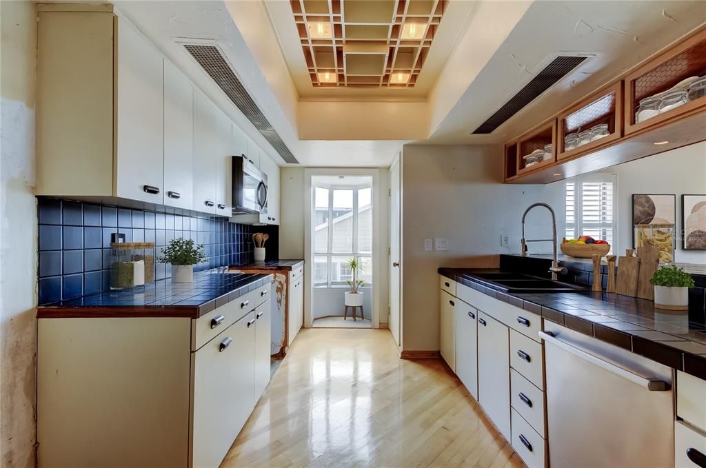 На продажу: $1,025,000 (2 спален, 2 ванн, 1630 Квадратных фут)