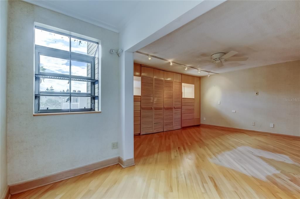 На продажу: $1,025,000 (2 спален, 2 ванн, 1630 Квадратных фут)