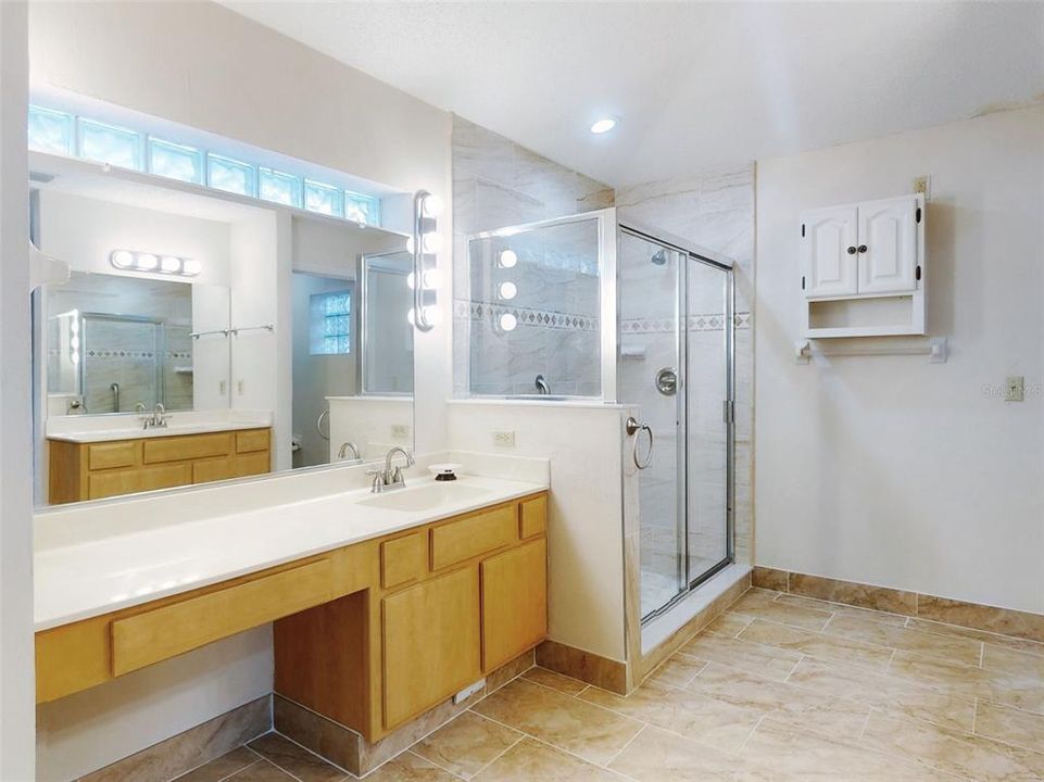 En Venta: $824,999 (3 camas, 2 baños, 2993 Pies cuadrados)