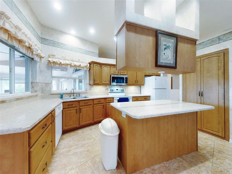 En Venta: $824,999 (3 camas, 2 baños, 2993 Pies cuadrados)