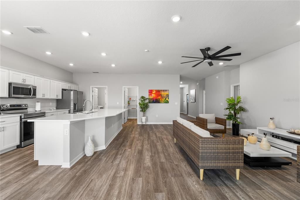 Под контрактом: $339,900 (4 спален, 2 ванн, 2020 Квадратных фут)