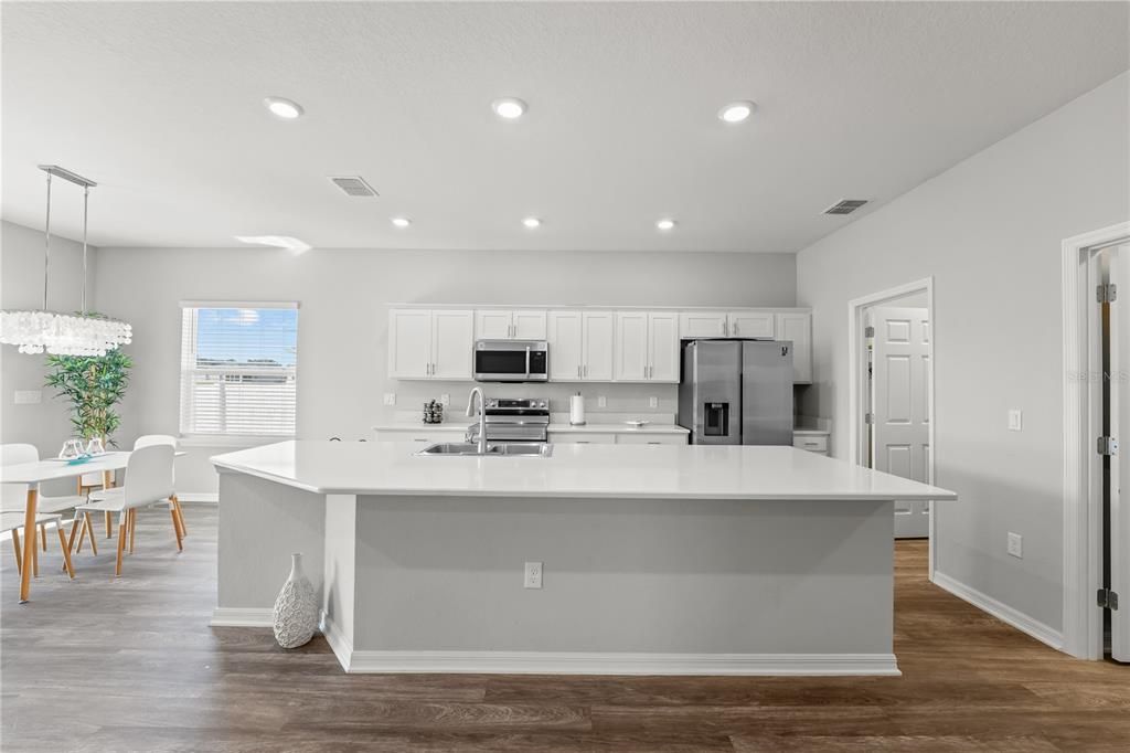 Под контрактом: $339,900 (4 спален, 2 ванн, 2020 Квадратных фут)