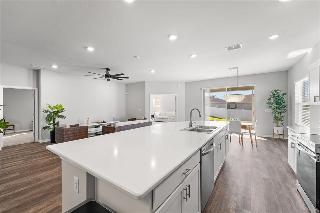 Под контрактом: $339,900 (4 спален, 2 ванн, 2020 Квадратных фут)