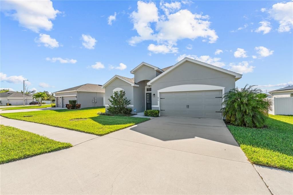 Под контрактом: $339,900 (4 спален, 2 ванн, 2020 Квадратных фут)