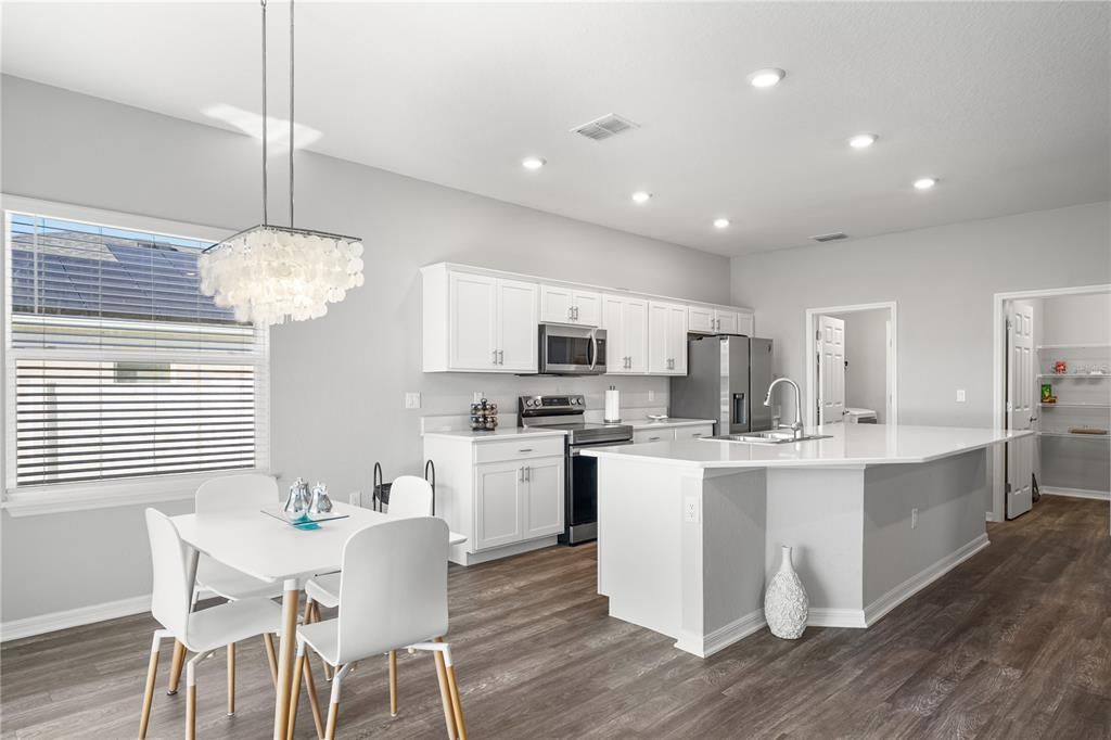 Под контрактом: $339,900 (4 спален, 2 ванн, 2020 Квадратных фут)