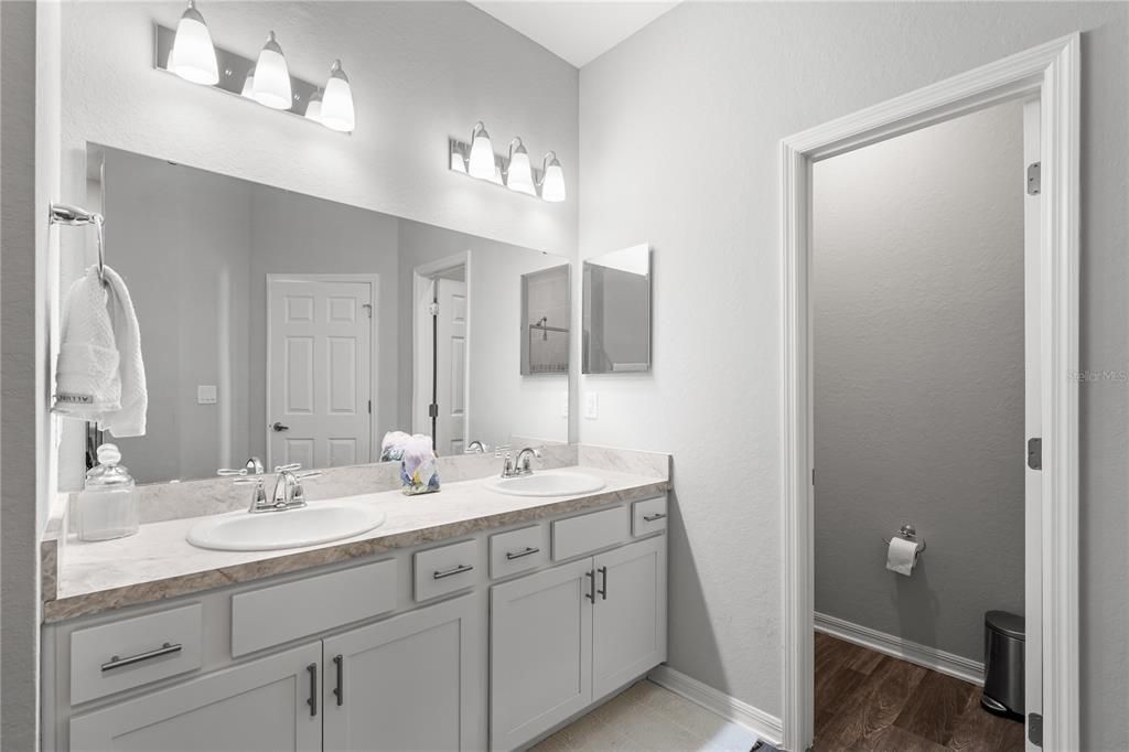 Под контрактом: $339,900 (4 спален, 2 ванн, 2020 Квадратных фут)