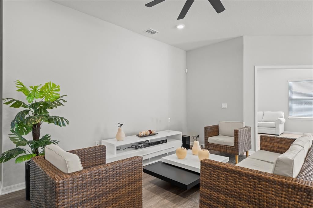 Под контрактом: $339,900 (4 спален, 2 ванн, 2020 Квадратных фут)