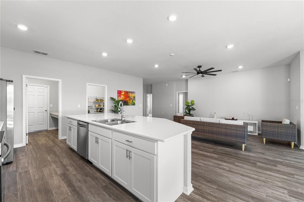 Под контрактом: $339,900 (4 спален, 2 ванн, 2020 Квадратных фут)