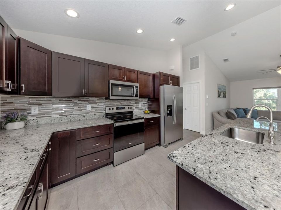 На продажу: $338,750 (3 спален, 2 ванн, 1436 Квадратных фут)