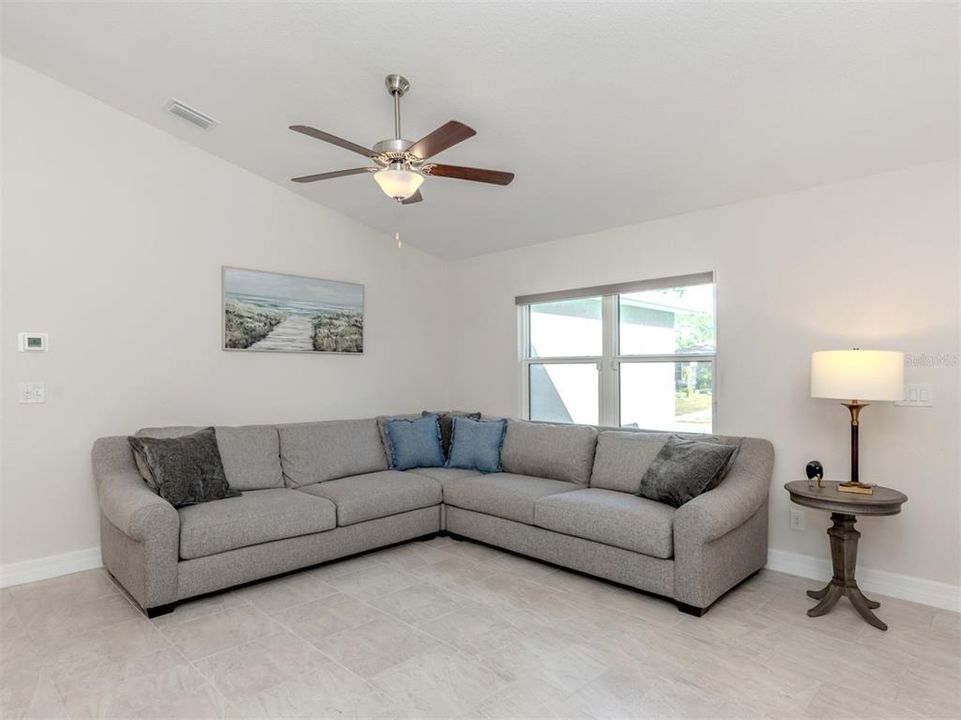 На продажу: $338,750 (3 спален, 2 ванн, 1436 Квадратных фут)