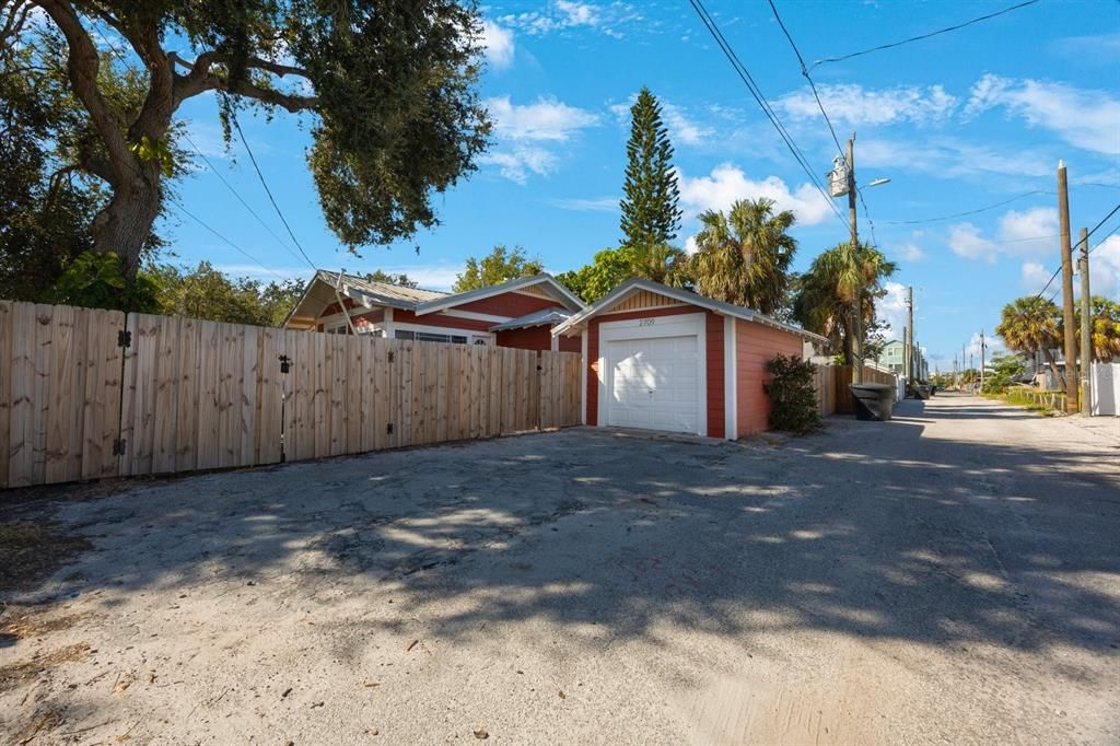 合同活跃: $629,000 (2 贝兹, 2 浴室, 1448 平方英尺)