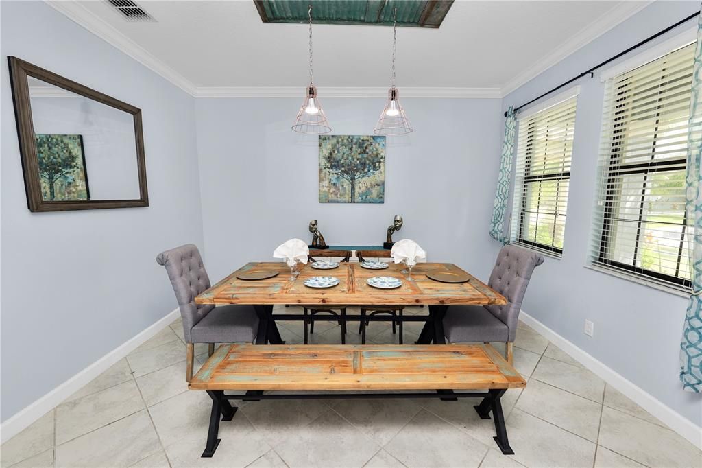 Под контрактом: $3,150 (4 спален, 3 ванн, 2555 Квадратных фут)