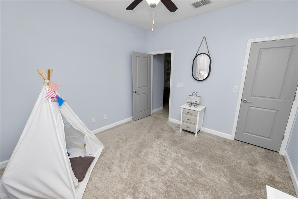 Под контрактом: $3,150 (4 спален, 3 ванн, 2555 Квадратных фут)