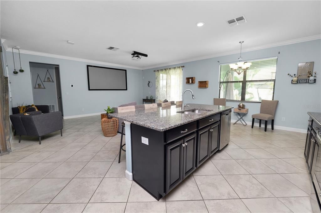 Под контрактом: $3,150 (4 спален, 3 ванн, 2555 Квадратных фут)