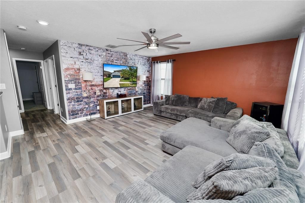 Под контрактом: $3,150 (4 спален, 3 ванн, 2555 Квадратных фут)