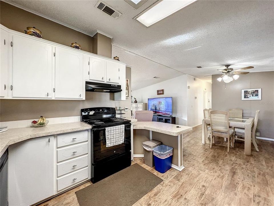 待售: $169,900 (2 贝兹, 2 浴室, 1525 平方英尺)