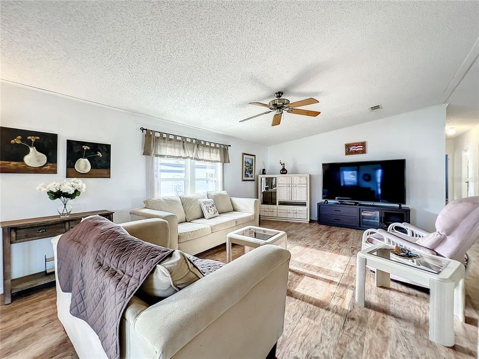 待售: $169,900 (2 贝兹, 2 浴室, 1525 平方英尺)