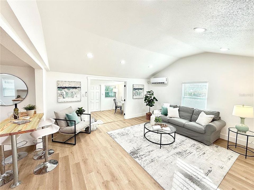 На продажу: $297,900 (3 спален, 1 ванн, 888 Квадратных фут)