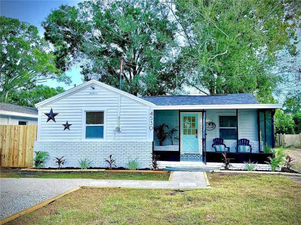 На продажу: $297,900 (3 спален, 1 ванн, 888 Квадратных фут)