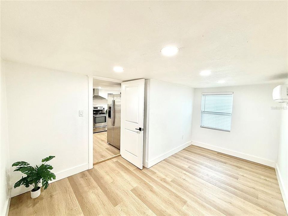 На продажу: $297,900 (3 спален, 1 ванн, 888 Квадратных фут)