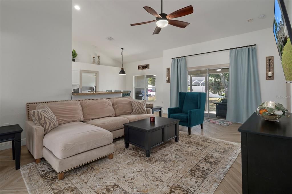 En Venta: $390,000 (4 camas, 2 baños, 2121 Pies cuadrados)