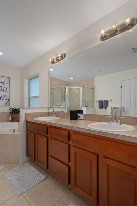 En Venta: $390,000 (4 camas, 2 baños, 2121 Pies cuadrados)