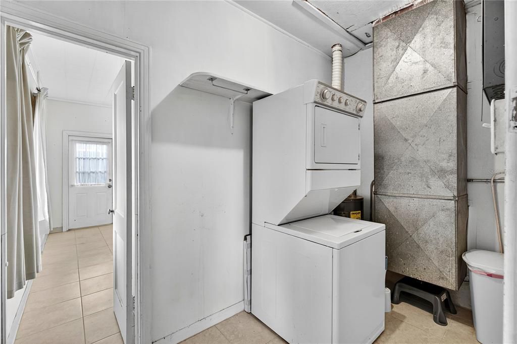 Active With Contract: $165,000 (3 beds, 2 baths, 1196 Square Feet)