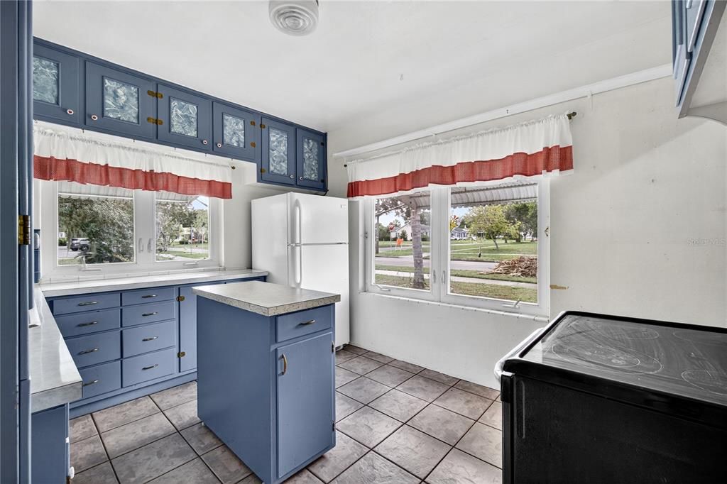 Active With Contract: $165,000 (3 beds, 2 baths, 1196 Square Feet)