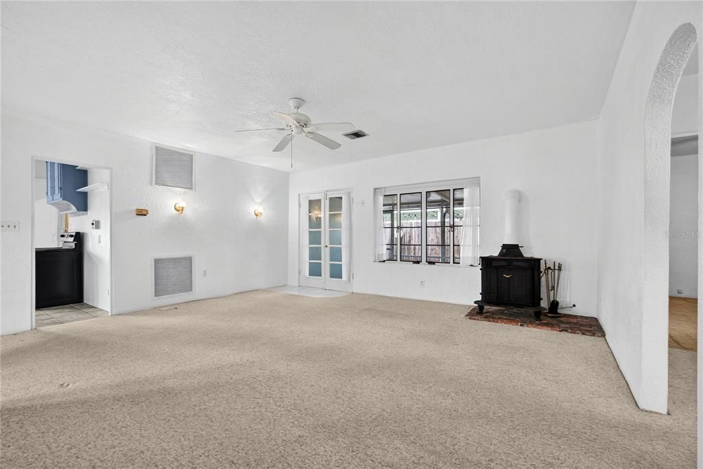 Active With Contract: $165,000 (3 beds, 2 baths, 1196 Square Feet)