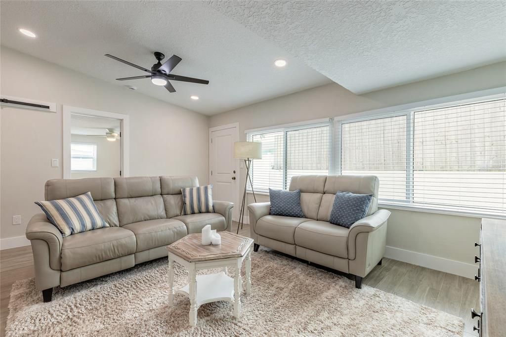 待售: $450,000 (4 贝兹, 2 浴室, 1661 平方英尺)