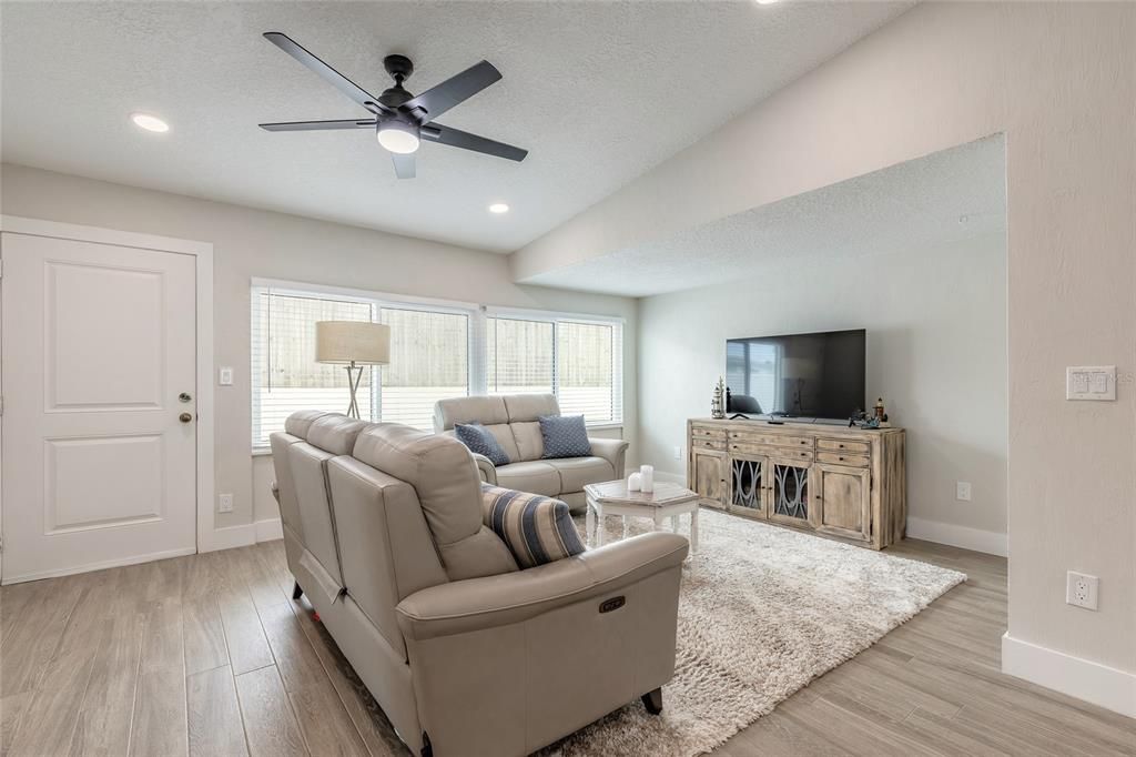 待售: $450,000 (4 贝兹, 2 浴室, 1661 平方英尺)