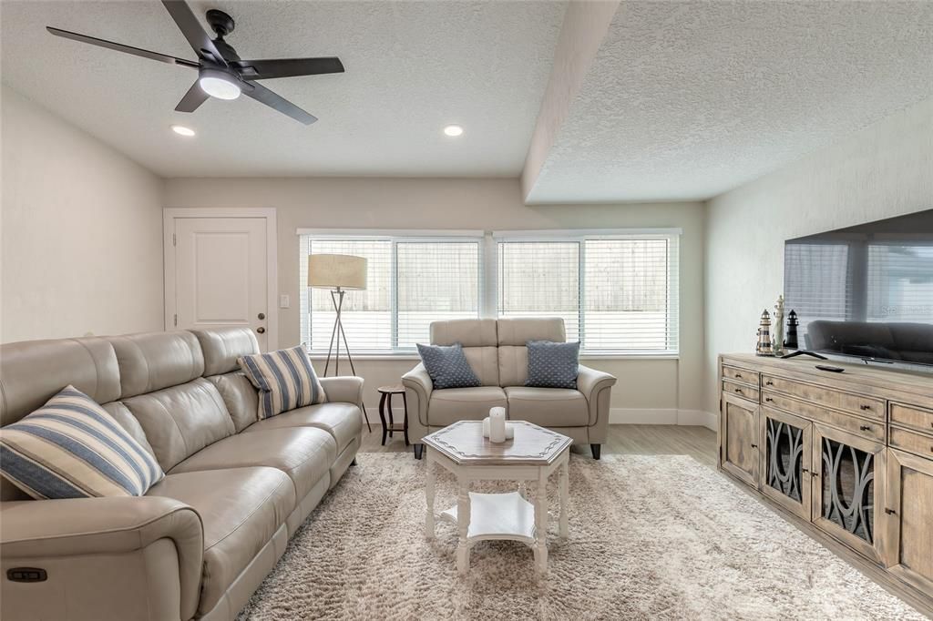 待售: $450,000 (4 贝兹, 2 浴室, 1661 平方英尺)