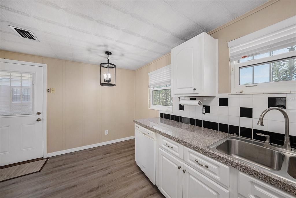 Activo con contrato: $285,000 (3 camas, 1 baños, 840 Pies cuadrados)