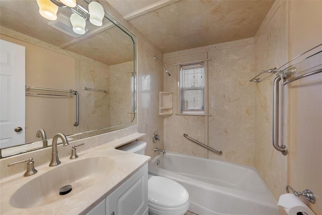 Activo con contrato: $285,000 (3 camas, 1 baños, 840 Pies cuadrados)