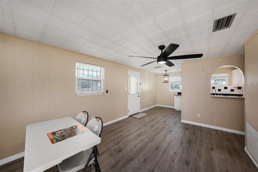 Activo con contrato: $285,000 (3 camas, 1 baños, 840 Pies cuadrados)