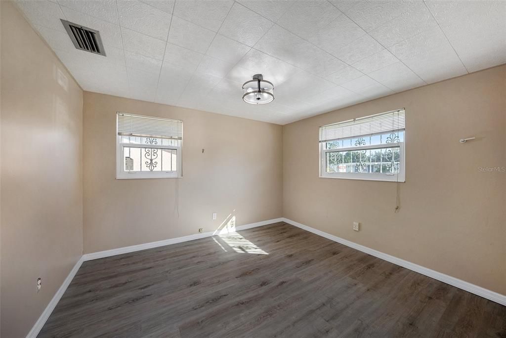 Activo con contrato: $285,000 (3 camas, 1 baños, 840 Pies cuadrados)