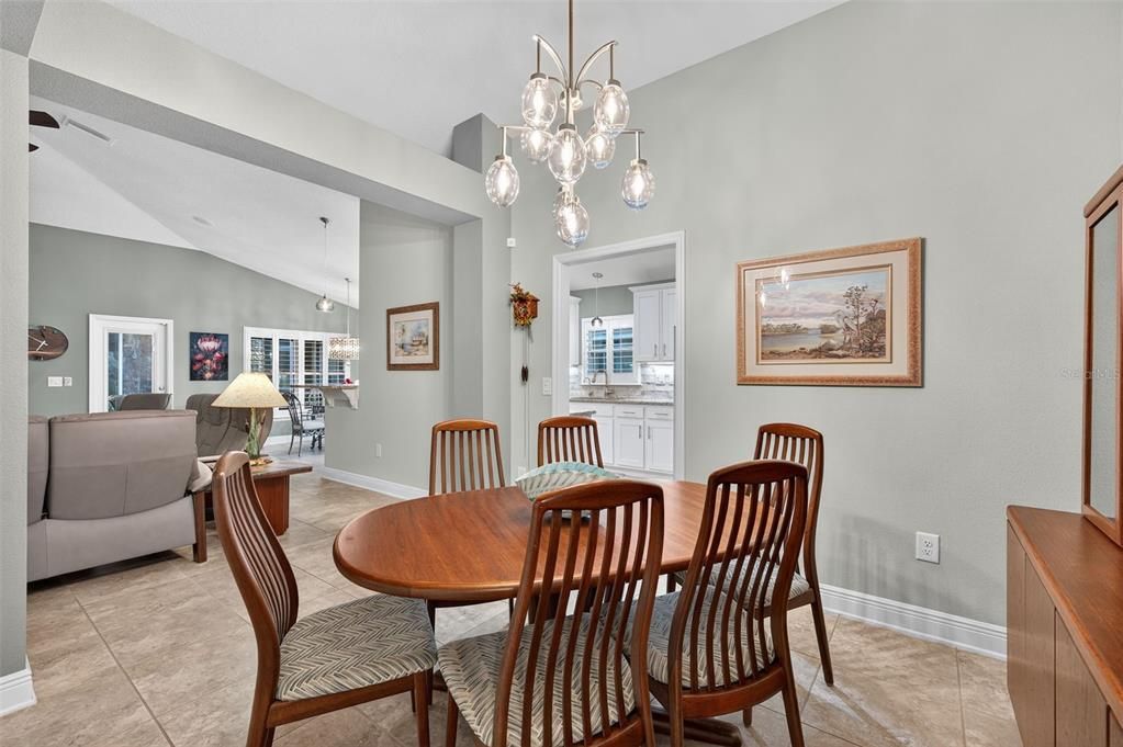 合同活跃: $400,000 (3 贝兹, 2 浴室, 1978 平方英尺)